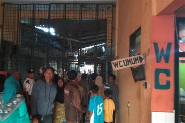Hidran Tidak Berfungsi Saat Padamkan Api Di Pasar Inpres, Petugas Terpaksa Gunakan Air Drainase