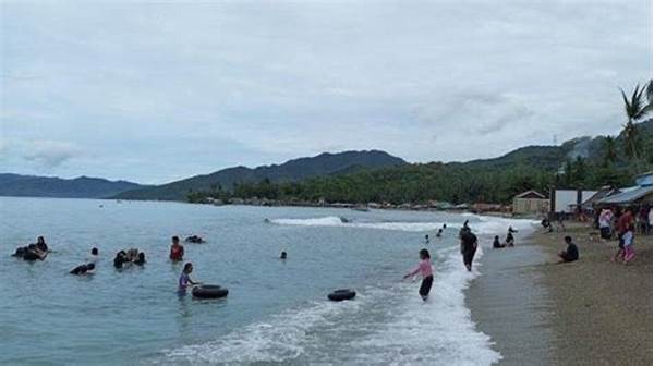 Pantai Marisa Gorontalo Dipadati Wisatawan Lokal