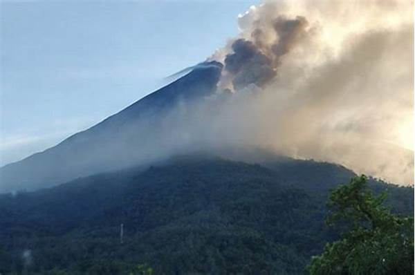 Peristiwa Sulawesi: Gunung Karangetang Status Waspada, Warga Di Radius 3 Km Diminta Mengungsi!